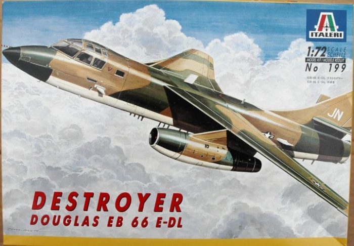 ITALERI DESTROYER DOUGLAS EB 66 E-DL
