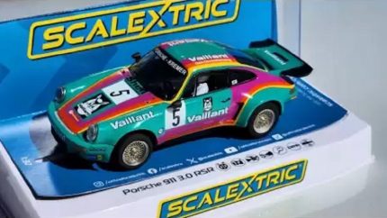 SCALEXTRIC C4439 PORSCHE 911 3.0 RSR VAILLANT